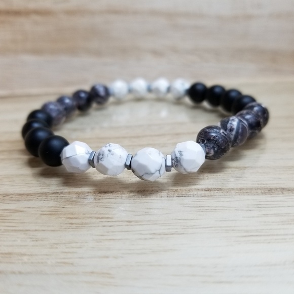 White & Black Howlite Beaded Bracelet - Picture 5 of 6
